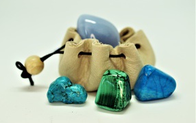 Натуральные камни бирюза на белом фоне