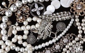 Жемчуг и драгоценности на черном фоне