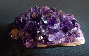 Фиолетовый драгоценный камень аметист