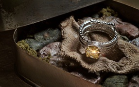 Серебряное кольцо с камнями в шкатулке