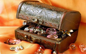 Деревянная шкатулка с драгоценными камнями