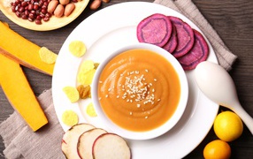 Тарелка пюре с овощами на завтак