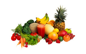 Аппетитные свежие фрукты, овощи и зелень на белом фоне