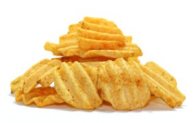 Аппетитные картофельные чипсы на сером фоне