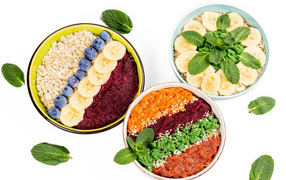 Вкусные полезные завтраки на белом фоне