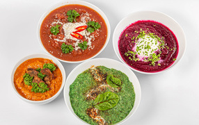 Разная икра из овощей на белом столе 