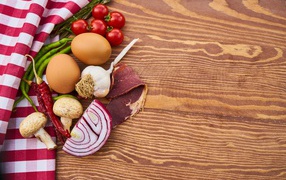 Яйца с овощами лежит на столе с полотенцем 