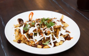 Картофель фри на тарелке с соусом и майонезом