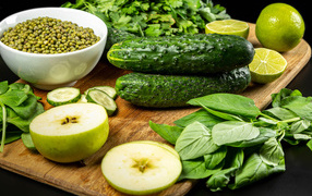 Свежие зеленые овощи и зелень на столе