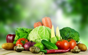 Свежие домашние овощи на столе 