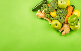 Свежие овощи на салатовом фоне