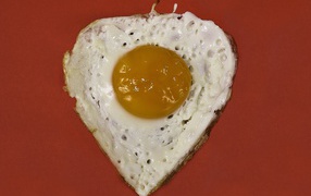 Яичница глазунья на красном фоне