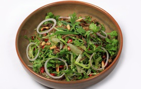 Салат из зелени с мясом на сером фоне