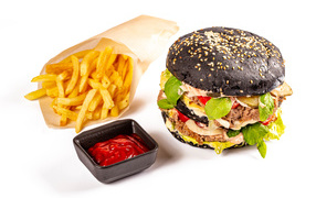 Гамбургер с картофелем фри и кетчупом на белом фоне