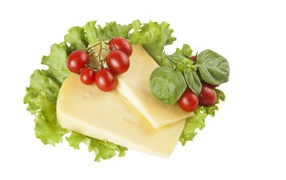 Твердый сыр, листья салата, помидоры и базилик на белом фоне