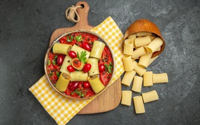 Большая паста с фаршем и соусом в тарелке 