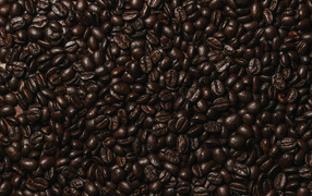 Много ароматных жареных зерен кофе крупным планом 