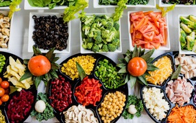 Много вкусных свежих овощей на столе 