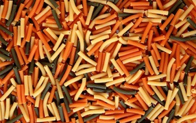 Разноцветные макароны крупным планом