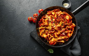 Лапша с соусом в сковороде 