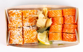 Роллы с имбирем и лимоном в лотке