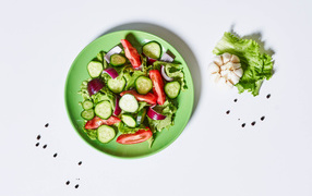 Салат с огурцами, луком, помидорами и листьями салата