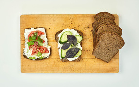 Бутерброды с черным хлебом на столе