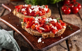Бутерброды с помидорами и творогом 