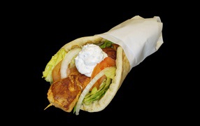 Шаурма в лепешке на черном фоне