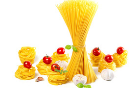 Спагетти и макароны с помидорами на белом фоне 