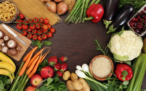 Спагетти на столе с овощами и фруктами 