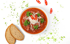 Острая аджика с хлебом на белом фоне