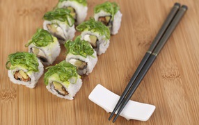 Суши с черными палочками на столе