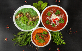 Три вида соусов на столе с зеленью