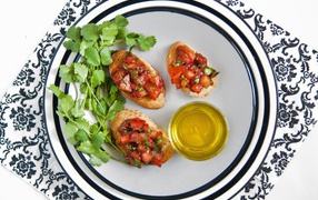 Бутерброды с помидорами на тарелке с петрушкой и маслом