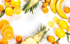 Аппетитные цитрусовые фрукты на белом фоне