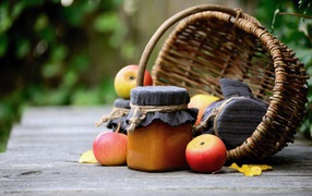 Яблоки с джемом на столе с корзиной