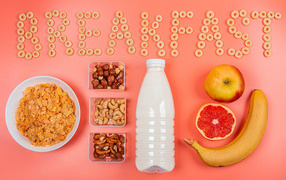 Хлопья, орехи, молоко и бананы на завтрак