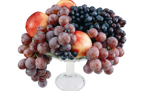 Гроздья винограда с нектарином на белом фоне