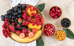 Вкусные спелые ягоды в корзинке на столе