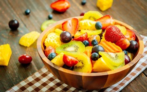 Вкусный салат со свежими фруктами и ягодами