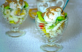 Десерт с фруктами и взбитыми сливками 