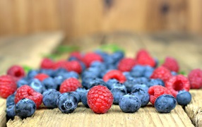 Свежие ягоды черники и малины на лавке