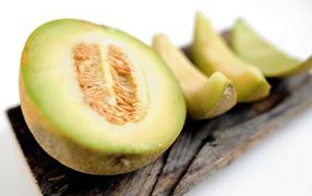 Свежая сочная дыня на белом фоне