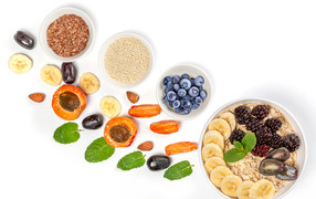 Зерна с ягодами на белом фоне 