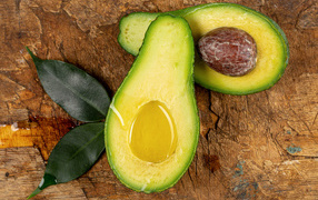 Зеленое авокадо на деревянном столе