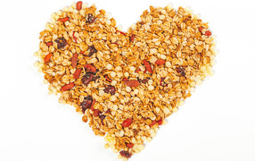 Сердце из мюсли на белом фоне