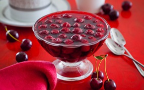 Варенье с ягодами вишни на столе