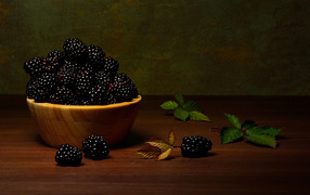 Крупная спелая ежевика в деревянной миске