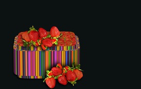 Разноцветная шкатулка с клубникой на черном фоне 